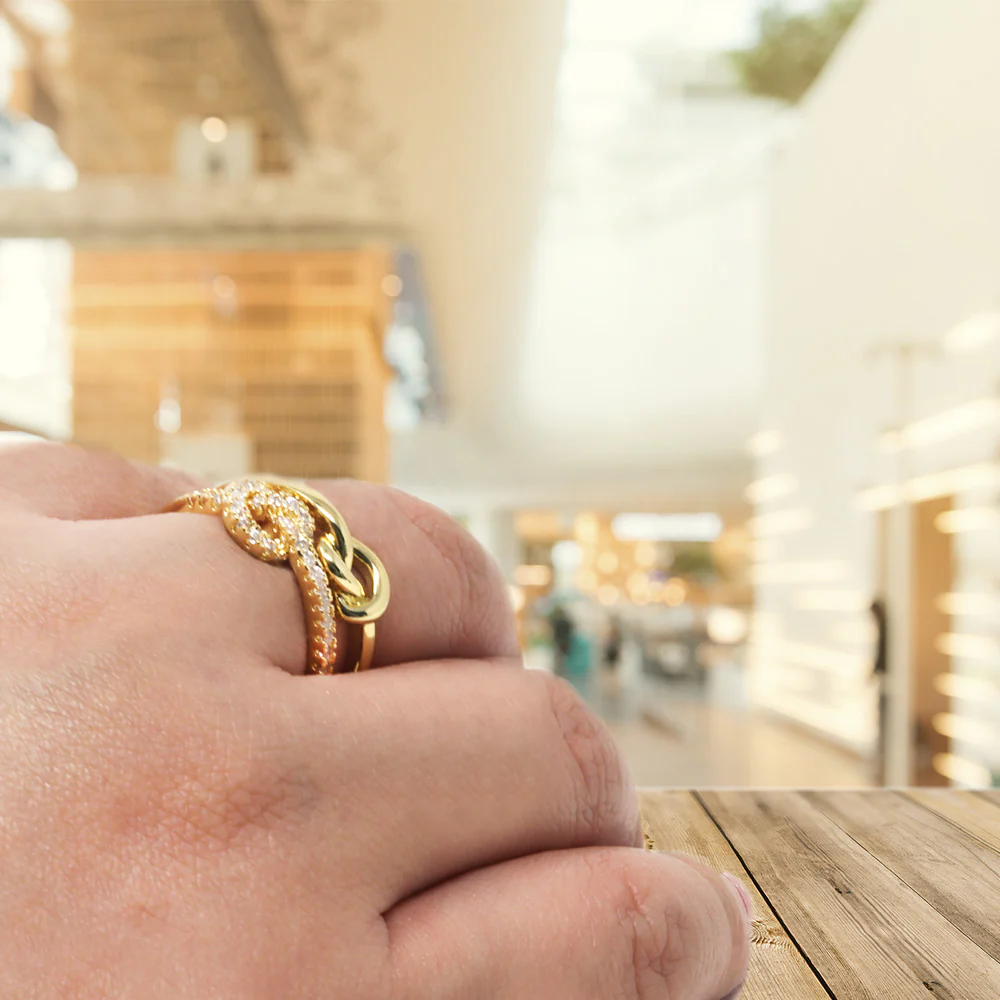 Anillo Doble Trenzado Dorado con Piedras Brillantes – Modelo LX-9686R - Image 4